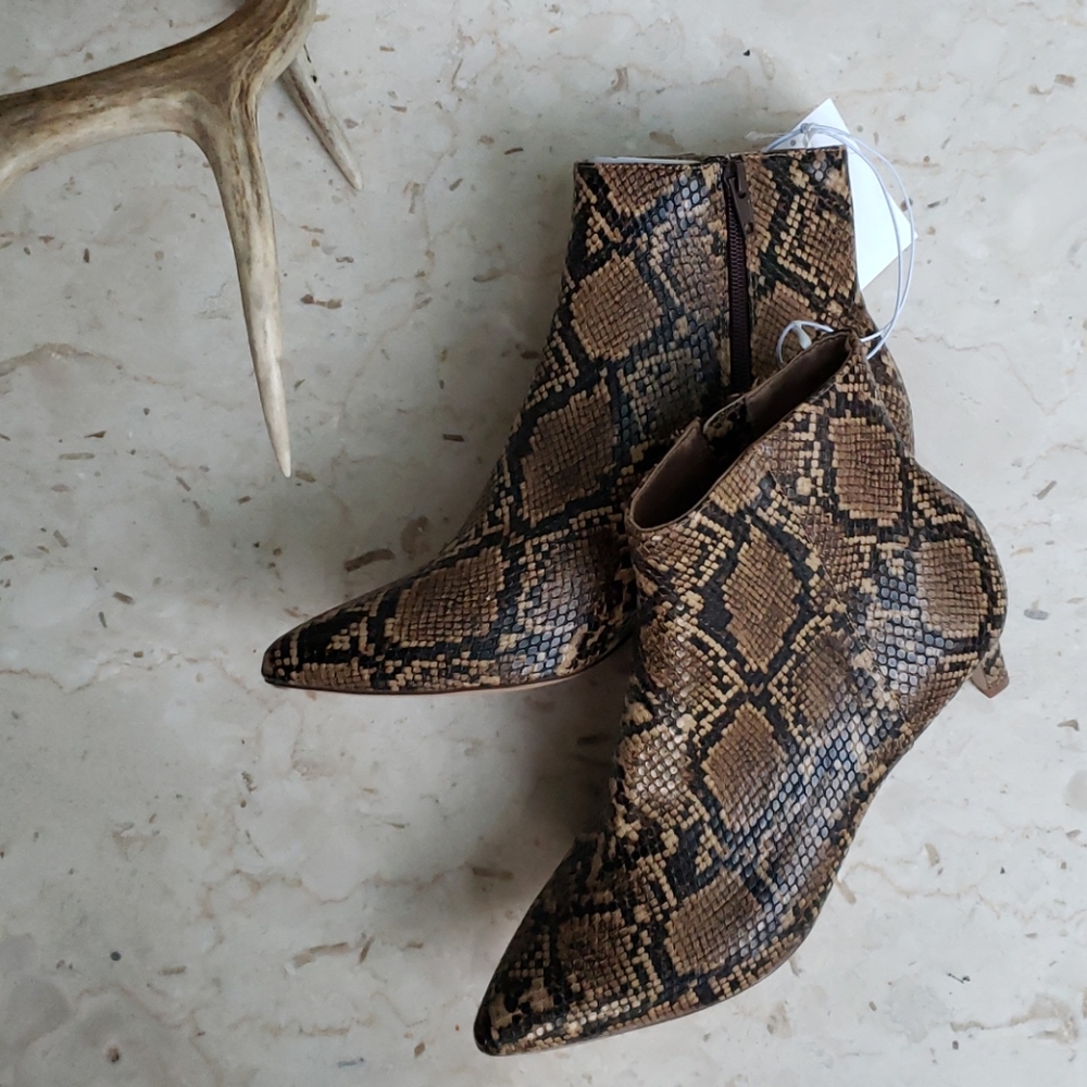 Ankle boots in faux leather with pointed toes
